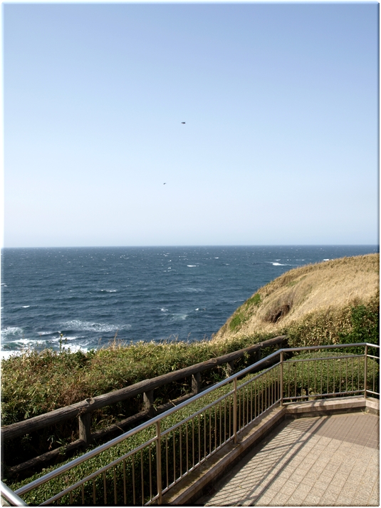 城ヶ島公園・休憩展望台にて伊豆半島方面を望む
