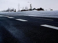 雪と塩だらけの道路