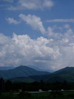 空と山