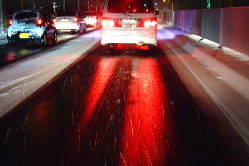 黒光りする路面。ミラーバーンとも言いますね。バーンとぶつからないように注意!!