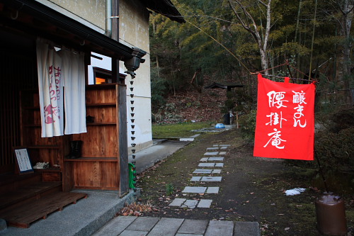 裏は舞鶴山です。うっそうとしたところです。このあたりは昔から変わっていないですなぁ。