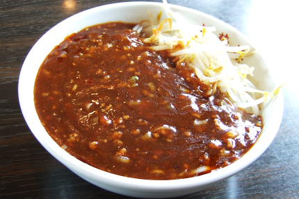 盛岡で有名なジャージャー麺とは違い、甜麺醤(テンメンジャン、ティンメンジャン)と豆板醤がやや効いている独特のあんかけです。汁ははなからありません。
