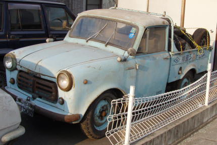 タイヤ満載です。車検のラベルを見ると最近まで現役?
