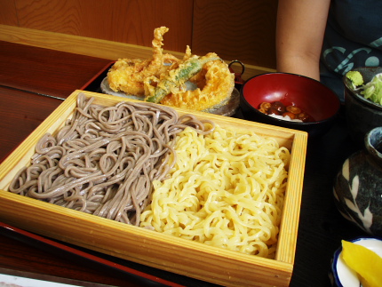 そばとラーメン。ゲソ・野菜天となめこ。これで７００円はお得ですね。