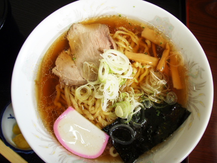 脂が結構浮いており、コクのある醤油味。