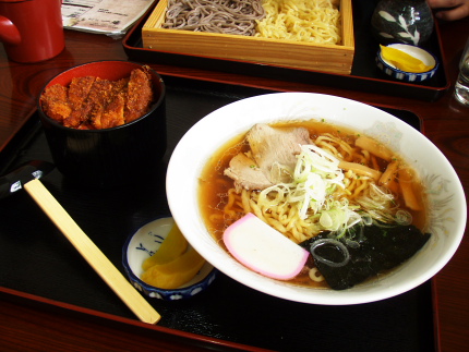 ミニカツ丼はランチタイム２００円だそうです。人気のはずです。