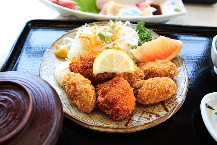 こじゃれた処なら1000円越え確実のフライ定食。さすが海沿い!!