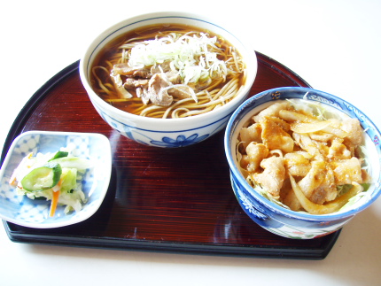 10割そば・本日の丼（豚丼）・つけもの。