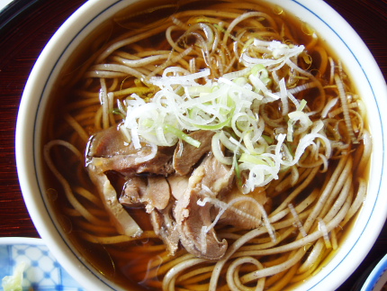 蕎麦は細め。