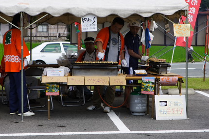 地元の人が焼く「焼き鳥」　１本５０円。ボリュームたっぷりでウマウマ(^o^)　おみやげに購入。