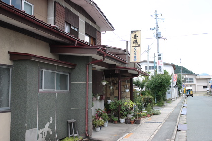 この通りの突き当たりが神町小学校