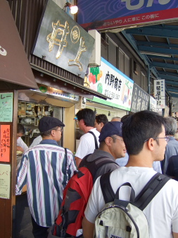 並んでるのか、通行人なのかわからん。