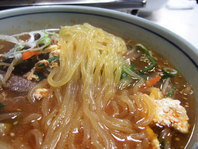 「糸コンか!!」と突っ込んでしまいたくなるような麺。