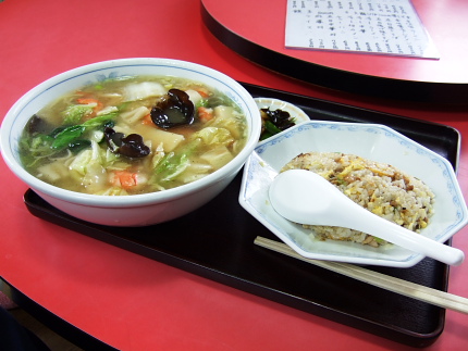 海老ラーメンと半チャーハン。