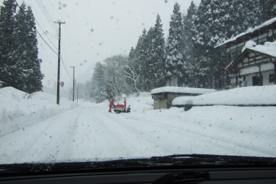 １００万円はする除雪機があちらこちらの家先にありますね。