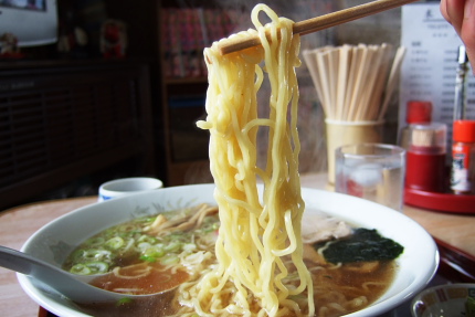 サッポロ一番の麺にも似ているような・・・