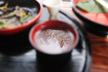 蕎麦湯の中に雪景色