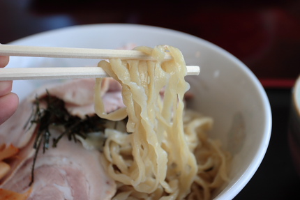 グリグリの太縮れ麺。