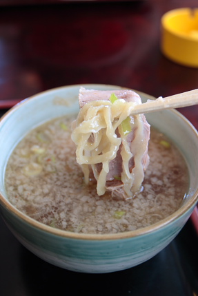 トロリとした太麺。