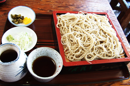 中華そばの漬け物と、もりそばの漬け物が違う。うれしい心遣い。