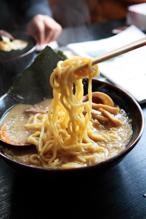 色合いの濃い麺。