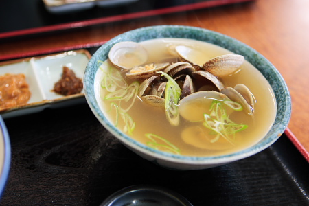 目の前の海で採れたアサリ。