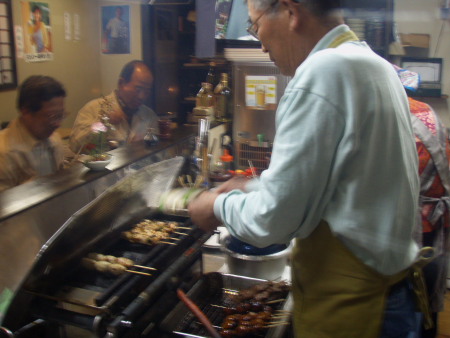 呑んでるおっさん。と焼き鳥を焼く主人。