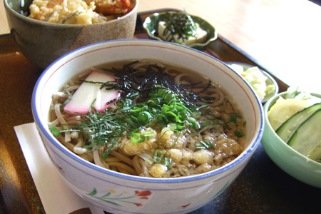 ふつ~の蕎麦ですが、小技が効いてます。