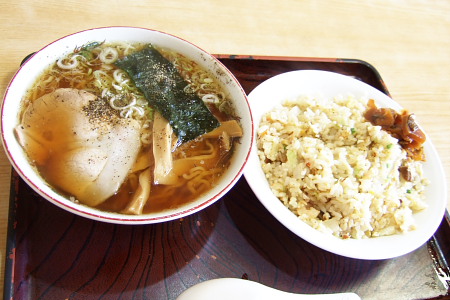 チャーハンと半ラーメン。のはず。