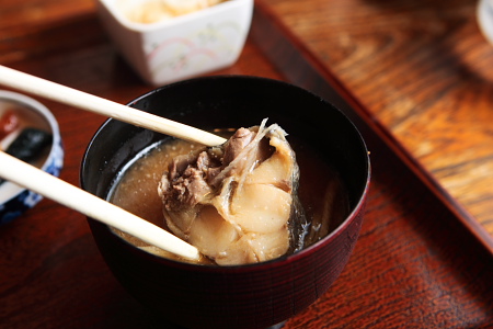 ウマうまのあら汁、というか、魚の味噌汁。