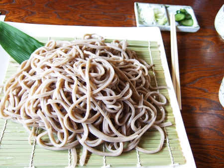 太い・・・福蔵のそば。割り箸ぐらいあるよ。