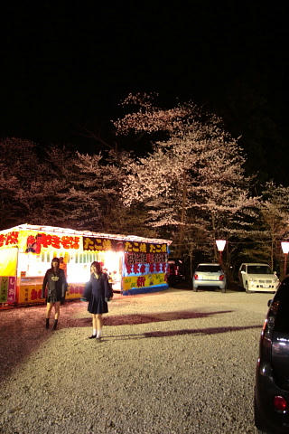 女子高生も桜見。