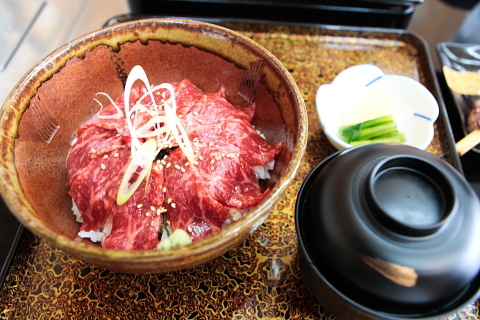 やま信　とろける牛刺し丼1800円