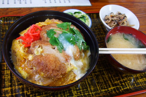 松茶庵のカツ丼どえす