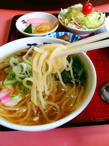 半ラーメンの麺が太くて