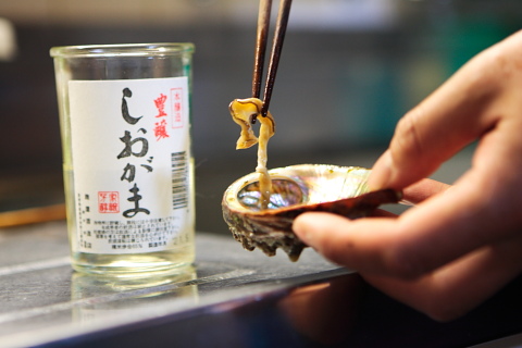 塩釜の地酒とアワビのキモ。本当に美味です。