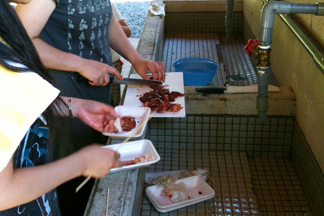 焼き鳥製造中