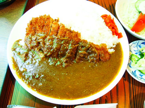 ポプーのカツカレー大盛り、ランチタイム!