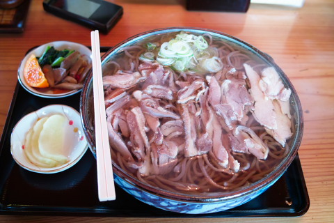あおばの谷地の肉そば。この特盛りはイイ!