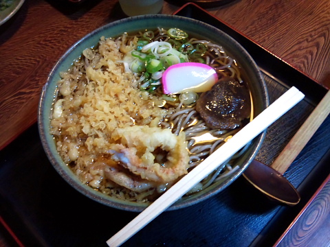 やま七 たぬき蕎麦 箸を添えて