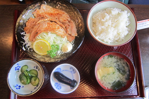 セノ食堂の生姜焼き定食