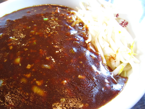 谷地の紅華楼 ジャージャー麺はファンが着いてます。