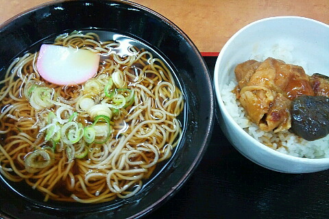 菅生パーキングエリアのスナックコーナー。蕎麦・どんぶりセット