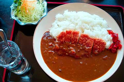 愛伝亭　カツカレー　大盛り900円　普通盛りも900円!