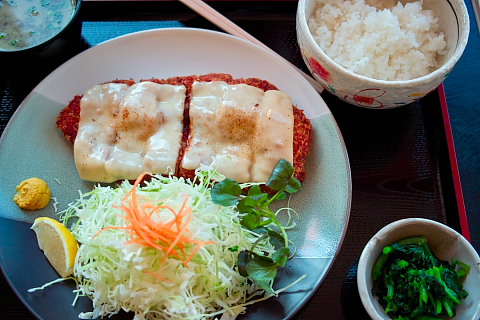 愛伝亭の新メニュー、モモチーズカツ定食850円