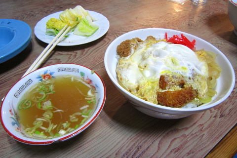 日月のカツ丼　スープはチンタンに入ってくる