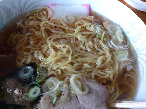 勝栄食堂のラーメンはどこか本中華の香り。そう、あの紙袋いりの高級即席麺。