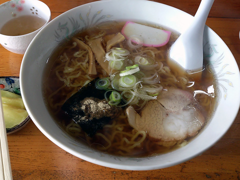 勝栄食堂のラーメン。シンプル。