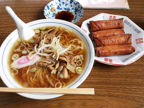 正華飯店 ラーメン500円。春巻き400円。