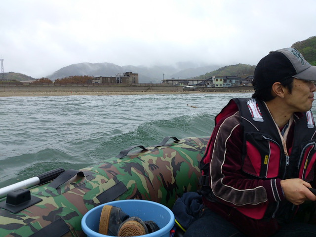 砂浜から遠投する人がいたら届くぐらいの海辺にて